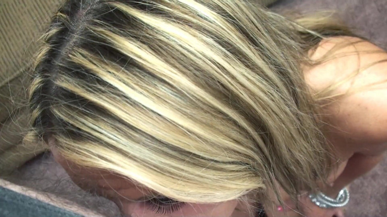 CBD Media: Rijpe blanke milf met blond haar zuigt aan de lul...