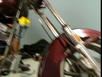 Back to School: Татуйована студентка трахається на велосипеді