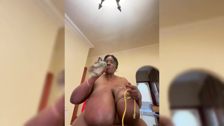 Legendary Booty Overdose: Negra culona milf hace strip tease &amp; tetas