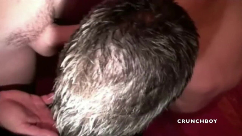 STRAIGHT BOY CURIOUS: Femminuccia gay succhia i suoi amici etero nella stanza