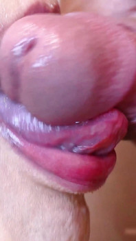 Sulu dudaklarında yapışkan ve sıcak boşalma (yakın çekim)