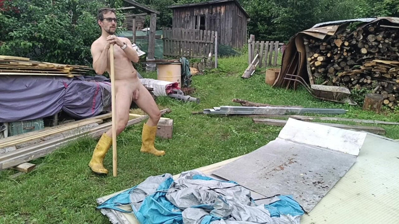 kickerscooter: Nackt im Garten: schmutzige Verfolgung im Pool