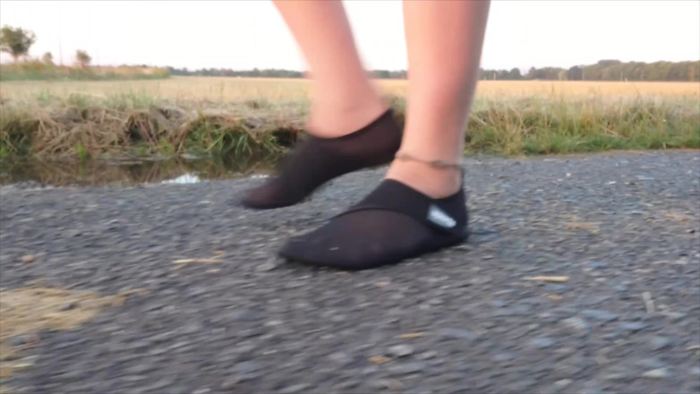 Footfetish: Meia-calça Brilhante E Sapatos De Praia Na Poça