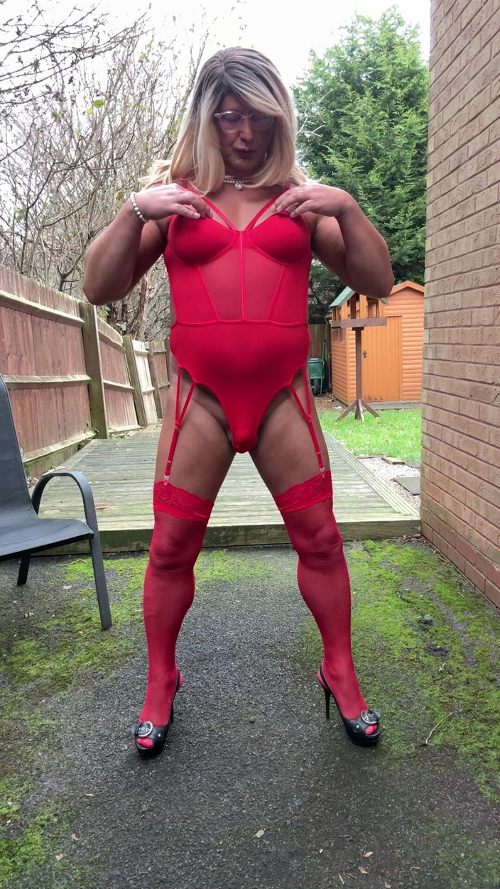 Kellycd2022: Seksowny Crossdresser Kellycd2022 w czerwonym seksownym body i pończochach