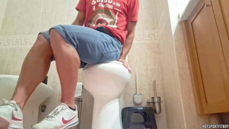 Hotsportfitboy: Sexy man wrijft en neukt een toiletbril met cumshot