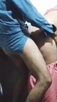 セクシーなパキスタン人が彼氏のチンコをしゃぶる