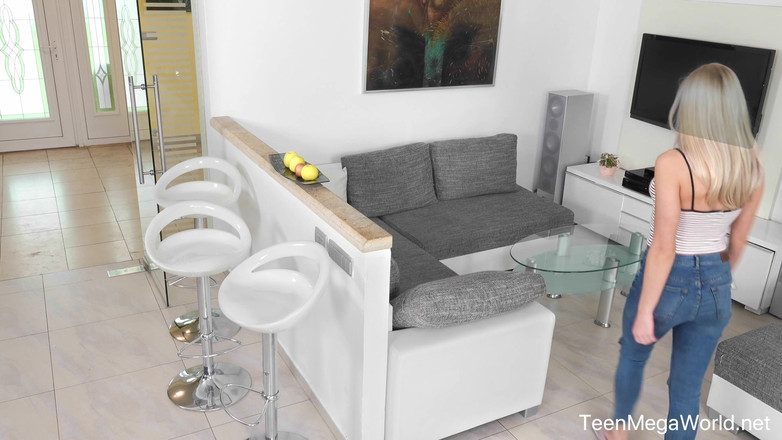 Teen Mega World: Suco de buceta nas páginas do livro