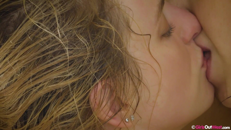 Girls Out West: Rubia lesbiana y morena se lamen y se tocan en...