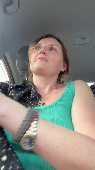 MistressWriggler: Yolcu koltuğunda üstsüz kalmak, çünkü hava buz gibiydi ve üst üste oturmak istedim.