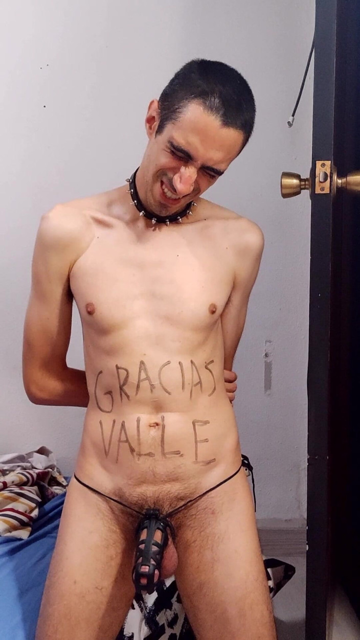 Slave Sparrow: A questo schiavo viene ordinato di usare la salsa piccante...