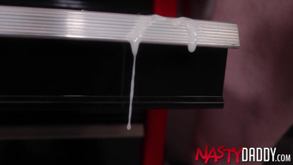 Nasty Daddy: Nastydaddy - l'officier de police Jack Reed se masturbe une bite...