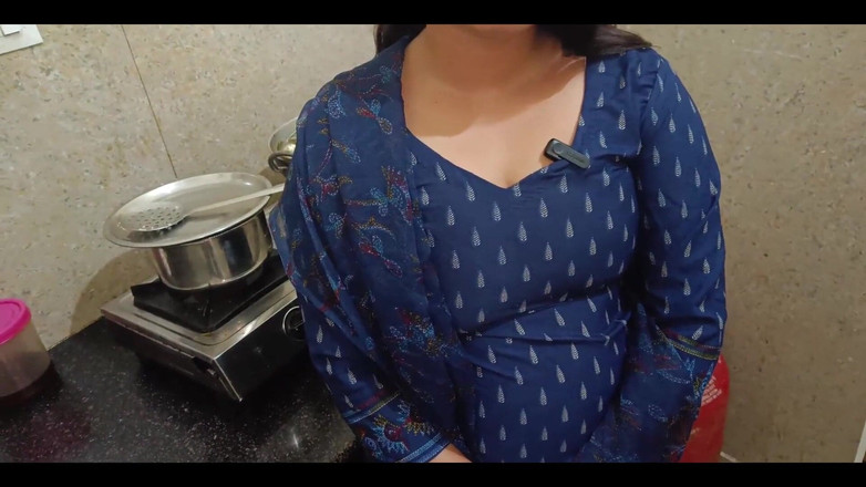 YOURAMRITA04: 18岁老女仆第一次与男友肛交，并在清晰的印地语音频中吮吸鸡巴