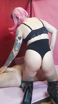 Lady angela yüze oturan bekaret itaatkar götünü azdırıyor ve dövmeli kadın egemenliği tanrıça uyluk yüksek çizmeler