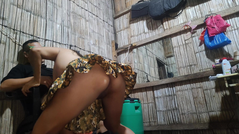 Martin13: 最近毕业的女军人为了在工作中得到更好的好处而和她傲慢的老板做爱