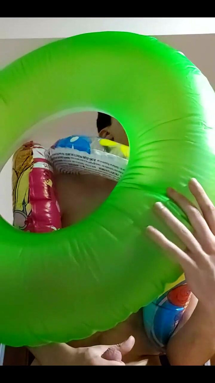 Floatie Boy: Video vertical - mamando tantas nataciones inflables como puedo en stream