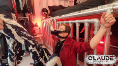 Claude Nikotine: Pisoár s skinhead