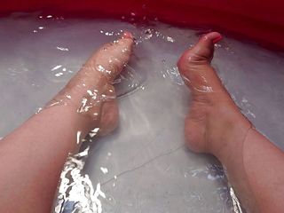 Dana Dom: Jugando en el agua mith mis pies