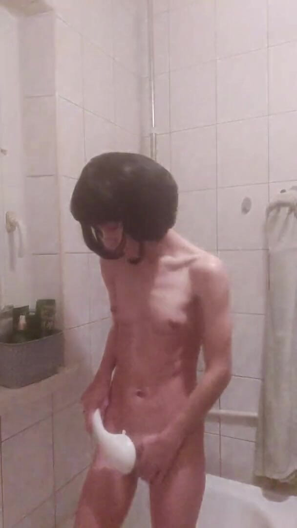 Wet Pussy Fuck: Ein polnischer teenager masturbiert in der dusche mit lautem orgasmus