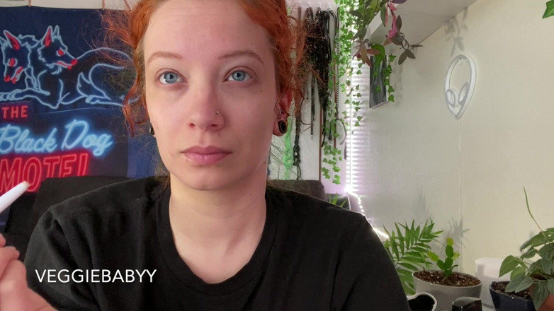 Veggiebabyy: Une fille fatiguée bâille en se préparant