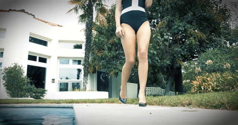 CBD Media: La modella teenager viene filmata mentre gioca con la figa...