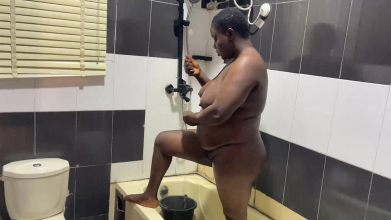 Africanbestsex007: Une grosse black se fait baiser en solo avec un...