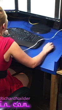 Lo scopa da solo si masturba fino a quando il suo amante non la scopa