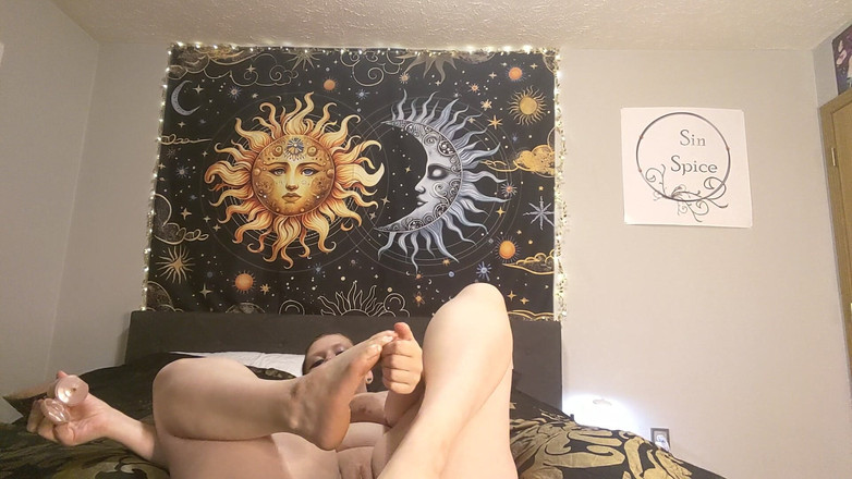 Sin Spice by Sophia Sinclair and Jasper Spice: ローションを塗った足であなたをからかう