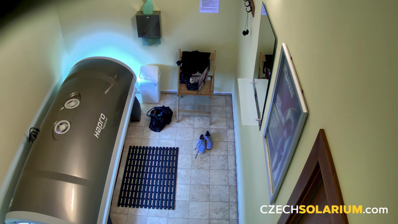 Czech Solarium: Czech Solarium 176: Dorosła brunetka pokazuje swoją ciasną cipkę w solarium