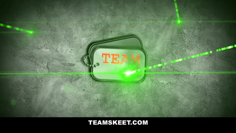 Team Skeet: Gagica proaspătă Stacie Jaxxx nu reușește jocul video și îl lasă pe...