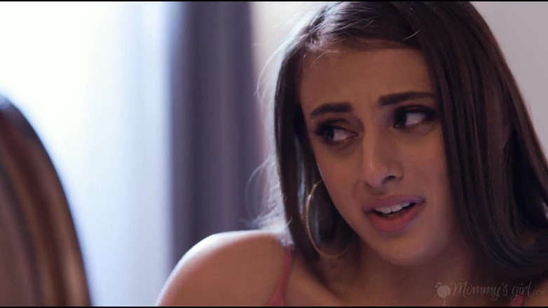 Mommy's Girl: Mommy’s Girl - La triste Gia Derza cherche du réconfort auprès...