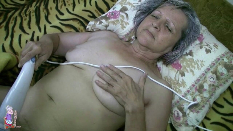 Aged Love: Old niñera - Blanka es lamida por un hombre gato