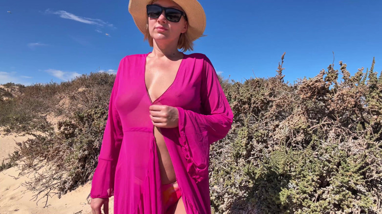 Emma Voyeur: Jubah lutsinar merah jambu - tetek pantai mengusik & menyembah pantat