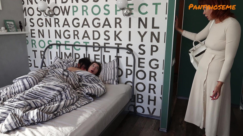 Pantyhose me porn videos: Remaja brunette seksi memberi pria yang beruntung threesome pantyhose