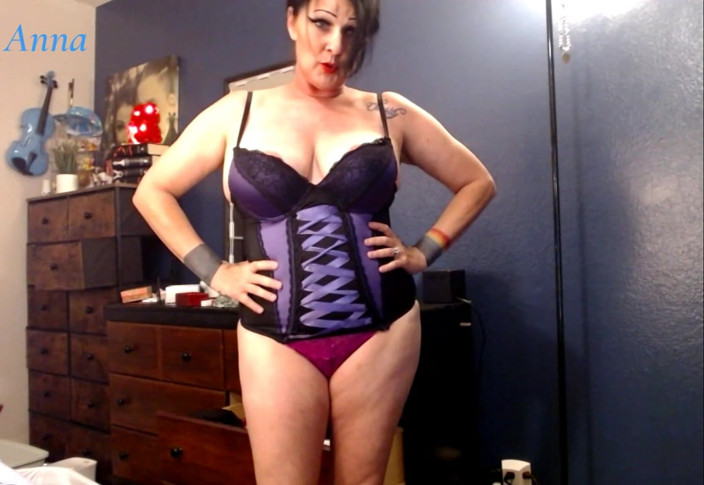 Abby Anna: Provando la lingerie