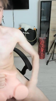 쪼이는 구멍의 느낌에서 따먹을 때까지 후장 안에 장난감을 따먹는 마른 남자