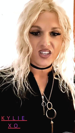 Darkfetish2k: वह धूम्रपान कर रही है आपके लंड की प्रतीक्षा कर रही है