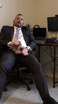 Jefe adecuado masturba la polla sin cortar y se corre en zapatos formales