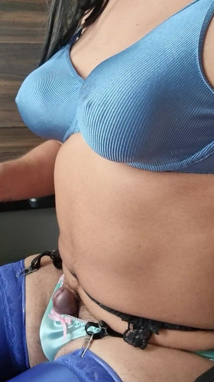 My panties: Secrétaire sexy montrant sa lingerie en travaillant sur l’ordinateur, son...