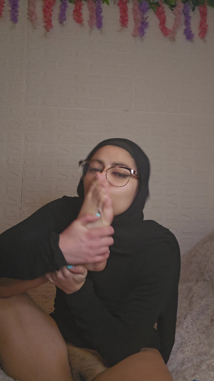 MiaNIqab: Mia Niqab me suce les pieds et le gode anal