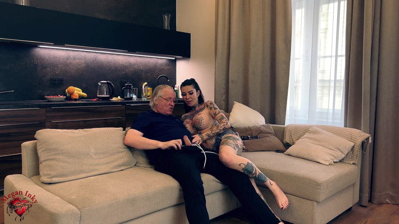 Megan Inky: Megan Inky fode um velho em sua casa no sofá