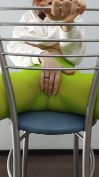 자지에 녹색 스타킹을 신은 발정난 빨간 머리 십대