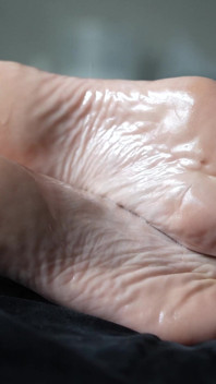 Bebek yağı kaplı tabanlar ve ayak parmakları