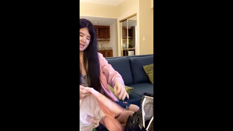 Gentleman Porno: Asijská dívka ukázala šatník a pak saje černého ptáka