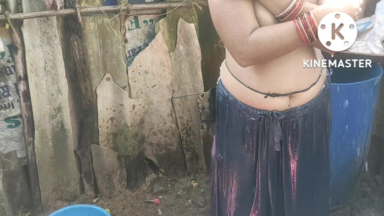Anita yadav: Indiana casa esposa tomando banho fora bonito