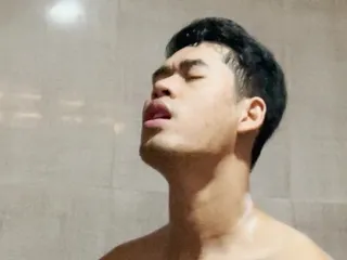 Ron独自在浴室里