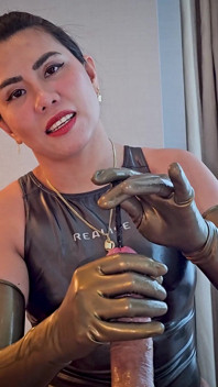 Femdom znějící s latexovými rukavicemi