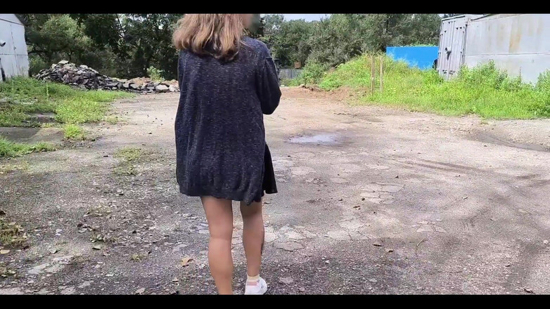 Juli Smith Meow: 我为这部视频选择了一个有趣的地方 - 被安静的一排排存储所包围