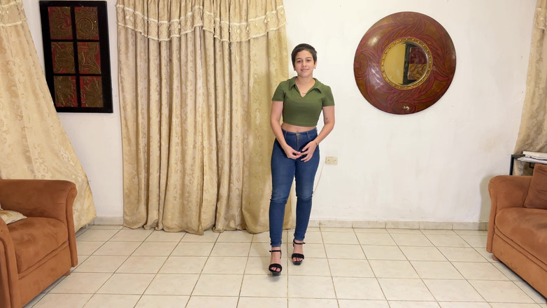 SugarPose: Latina Tiener Modelleert Outfits