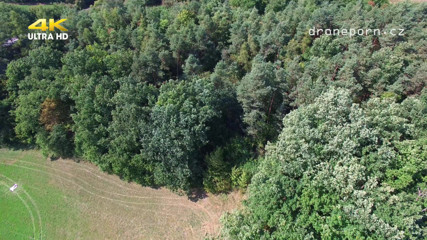 Peaches and Bananas: Ragazza nudista si masturba. Riprese con un drone