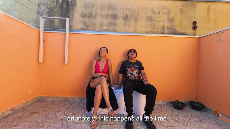 Gabi SweetCouplesStories: Slepec má šťastný den sedí na veřejném místě.